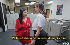 Qua nhà bạn chơi, “chơi” luôn mẹ bạn